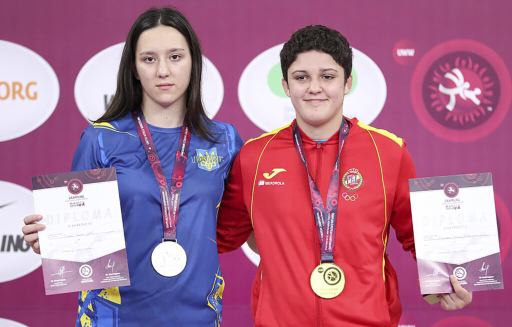 Merche García, medalla de oro, junto a su rival, Diana Poida