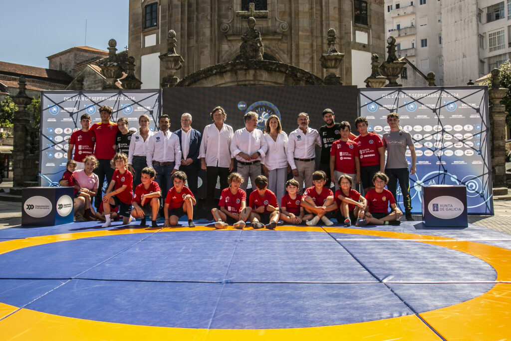 Foto de familia con todos los representantes institucionales y deportistas presentes en la mañana de hoy